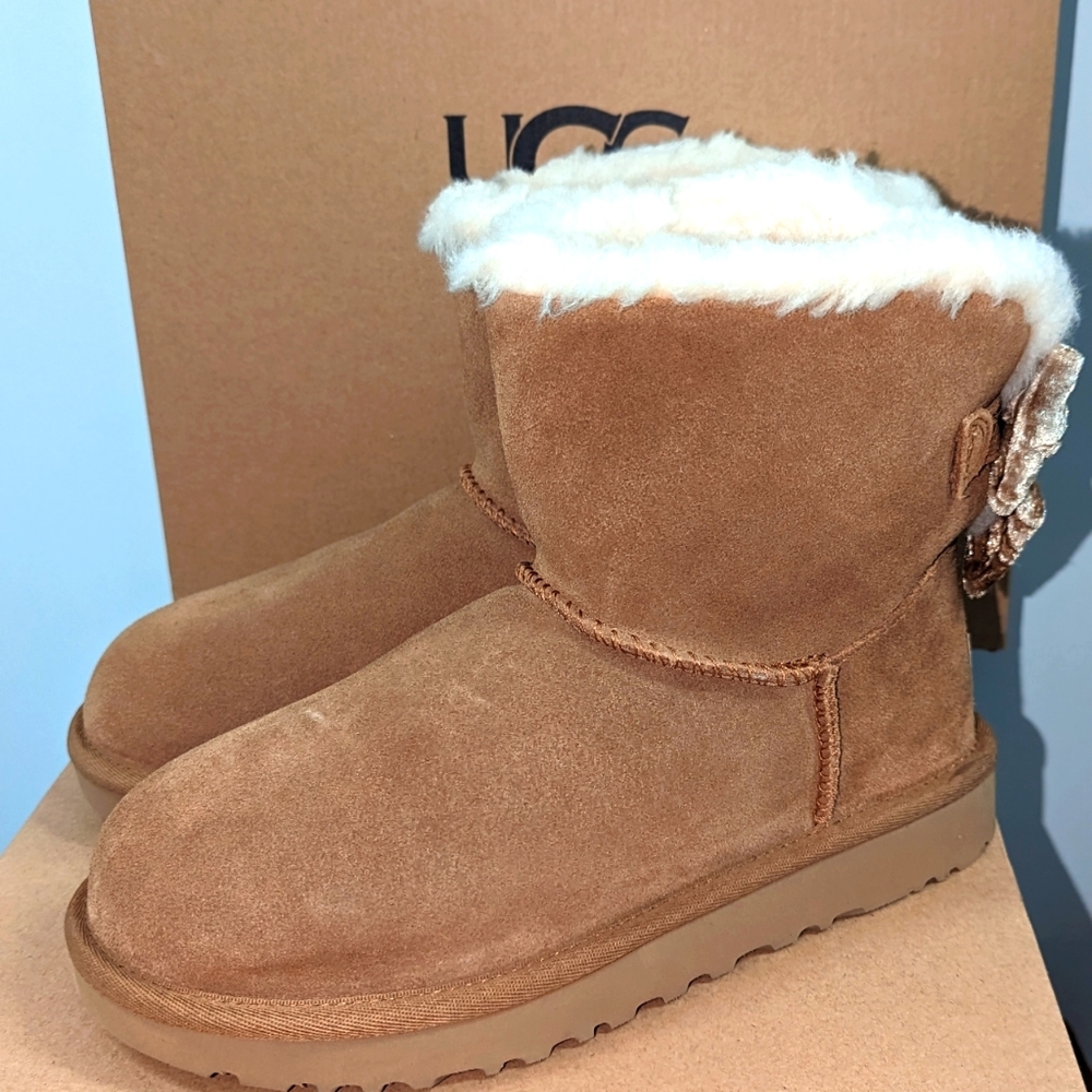 Wmns UGG Mini Bailey Bow Crushed Velvet Boot / Chestnut / 1138172 / NEW / Size 5